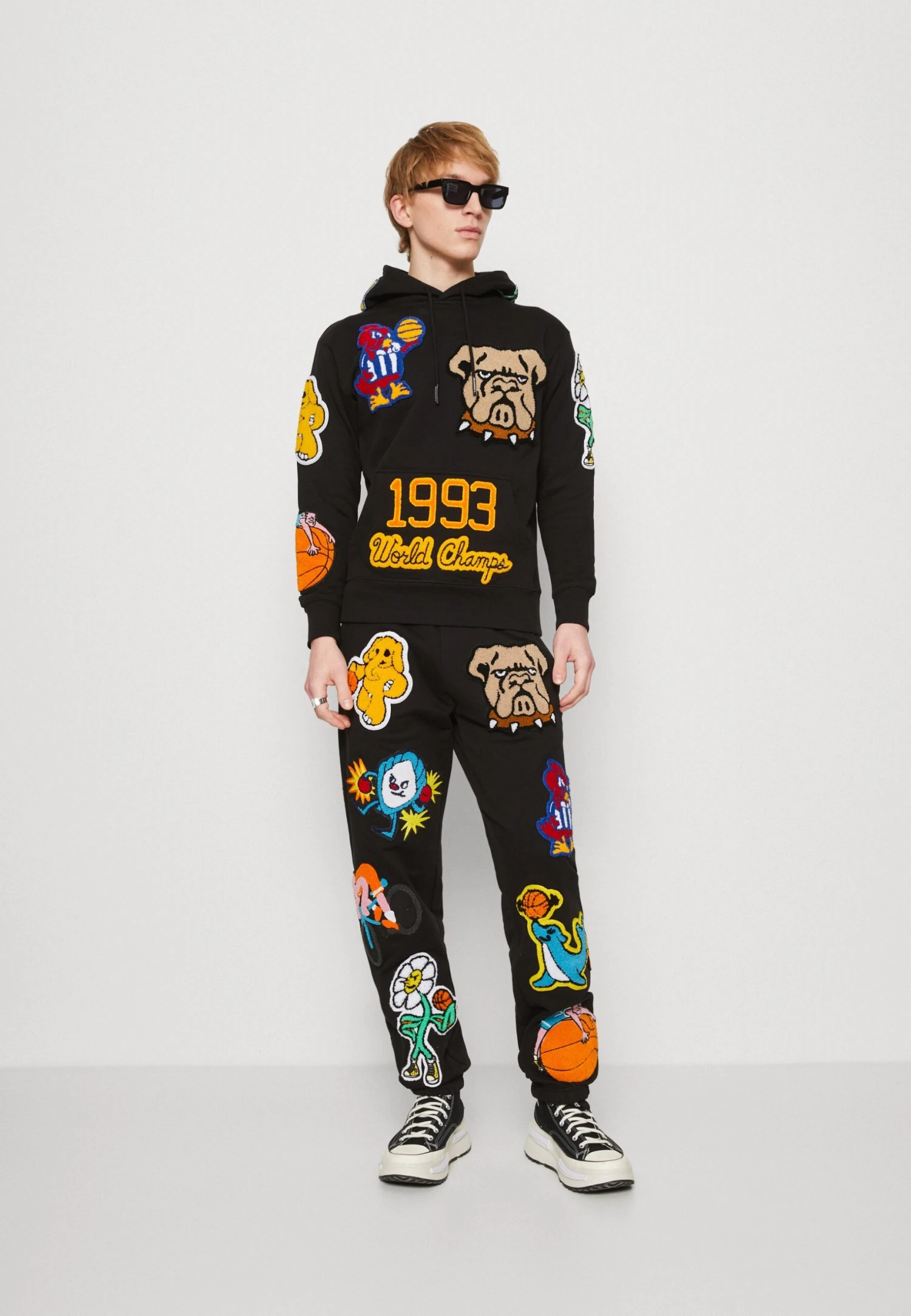 MARKET Varsity Overload Sweatpants Unisex - Trainingsbroek - Black 4 MARKET Varsity Overload Sweatpants Unisex - Trainingsbroek - Black - Afbeelding 2