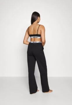 Ellesse Arosa Lounge Set - Pyjama - Black 11 Ellesse Arosa Lounge Set - Pyjama - Black -Winkel Voor Damesmode 032f18b8a8fd463ba3be0ac3282ad2e7