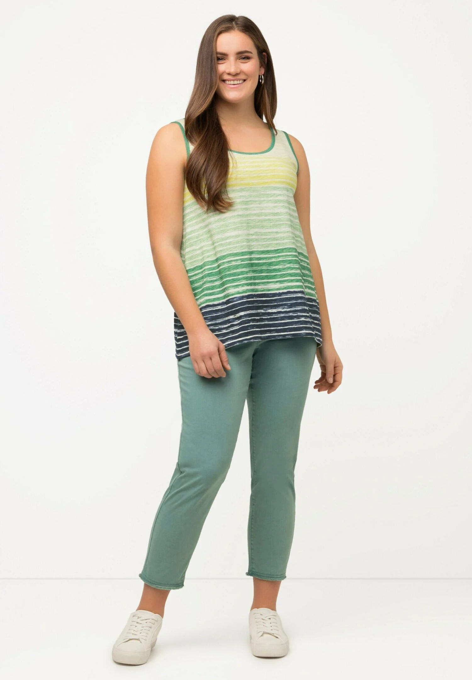 Ulla Popken RayuresBatik Décolleté Ron - Top - Light Moss Green 4 Ulla Popken RayuresBatik Décolleté Ron - Top - Light Moss Green - Afbeelding 2