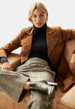 Lucy - Halflange Jas - Cognac Velour -Winkel Voor Damesmode 13f7a927767549368f69416905951963