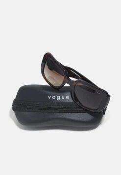 Vogue Eyewear Zonnebril - Dark Havana 10 Vogue Eyewear Zonnebril - Dark Havana -Winkel Voor Damesmode 246c6a4a7bbd406c81fc6c2d60579beb
