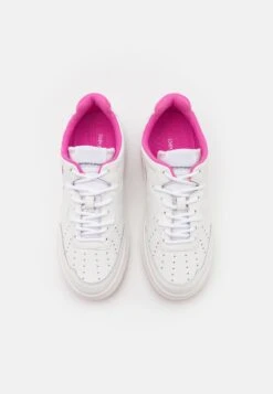Emporio Armani Sneakers Laag - White/Pink 13 Emporio Armani Sneakers Laag - White/Pink -Winkel Voor Damesmode 2583d59a84a24e21bdb4ac46896bb9be