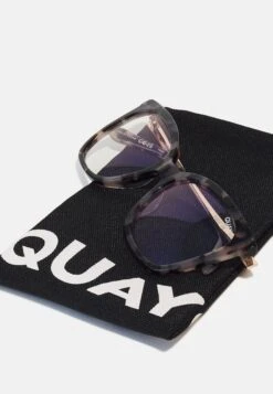 QUAY AUSTRALIA Video On - Brillen Met Blauwlichtfilter - Off-White -Winkel Voor Damesmode 265a6103f2224d11a7dfacc9e2ebf56e
