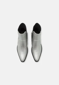 ONLY Shoes Onlbronco Short - Cowboy-/Bikerlaarsjes - Silver 13 ONLY Shoes Onlbronco Short - Cowboy-/Bikerlaarsjes - Silver -Winkel Voor Damesmode 31d902344ec24492bc71df85ea8b4e4f