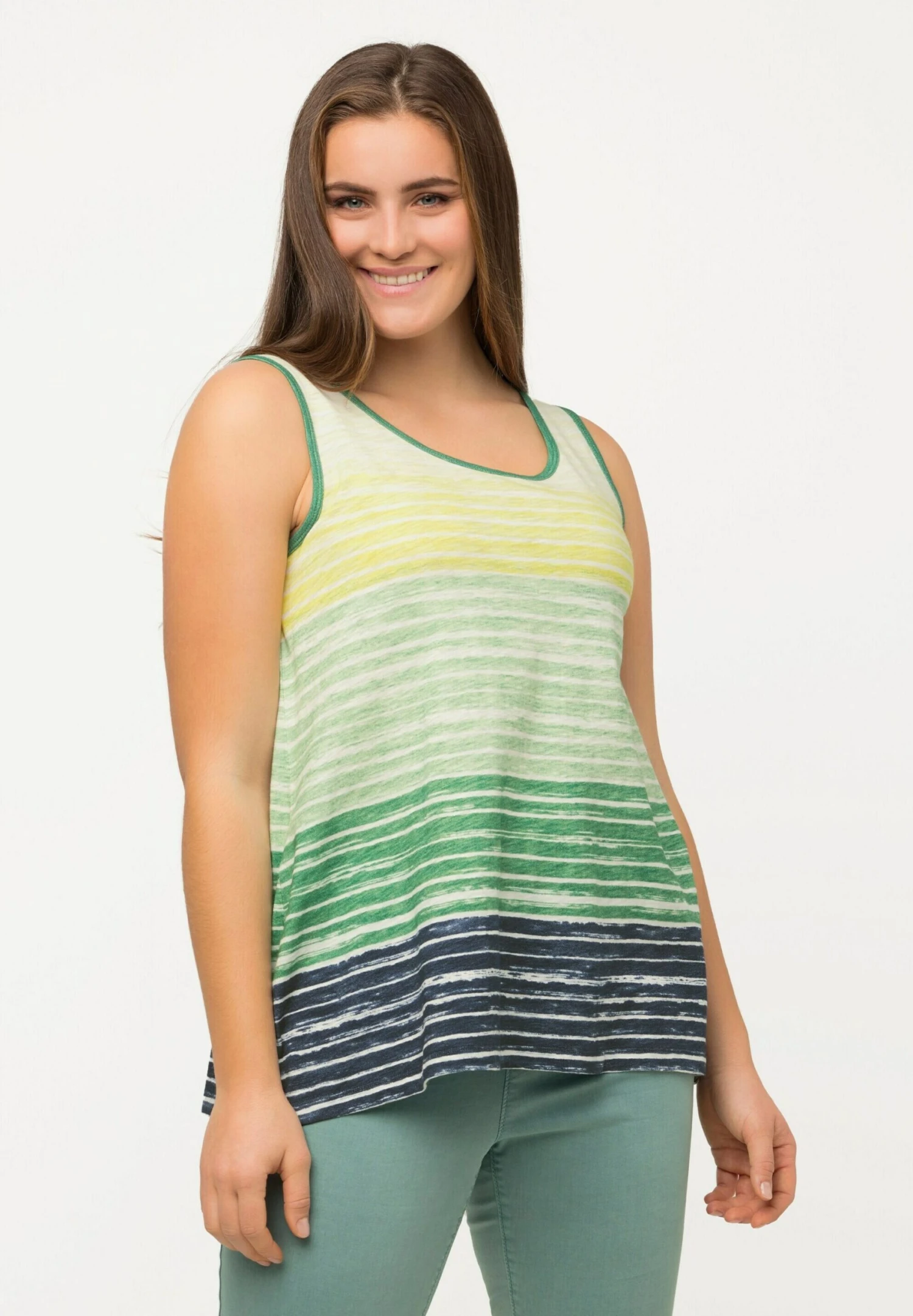 Ulla Popken RayuresBatik Décolleté Ron - Top - Light Moss Green 3 Ulla Popken RayuresBatik Décolleté Ron - Top - Light Moss Green