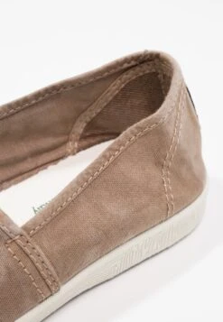 NATURAL WORLD Instappers - Beige 15 NATURAL WORLD Instappers - Beige -Winkel Voor Damesmode 3a0a59b712094842bf294cbccd222ee8