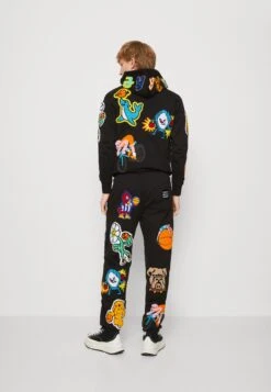 MARKET Varsity Overload Sweatpants Unisex - Trainingsbroek - Black 10 MARKET Varsity Overload Sweatpants Unisex - Trainingsbroek - Black -Winkel Voor Damesmode 3d6c22b7fb68436396a08f78e9dd2940