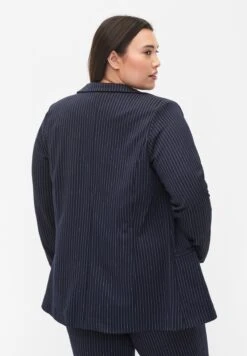 Zizzi Halflange Jas - Navy Stripe 7 Zizzi Halflange Jas - Navy Stripe -Winkel Voor Damesmode 4426f7b656af44219ca72a5c85895bf6
