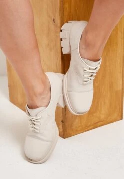 Loafers - Veterschoenen - Beige 15 Loafers - Veterschoenen - Beige -Winkel Voor Damesmode 4f9e8de9ba034fbfa11ff47286c431ce