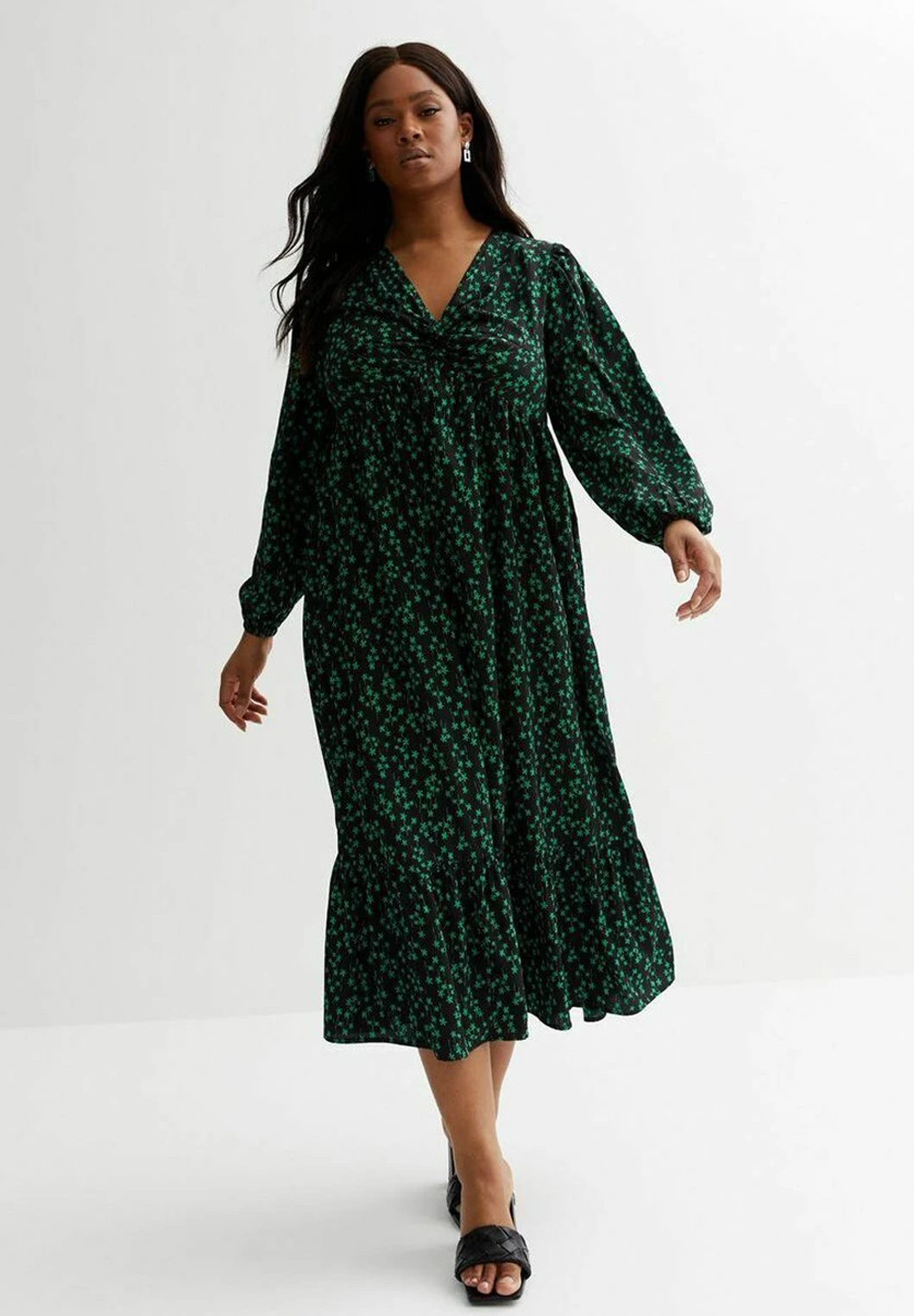 Curves Ditsy V Neck Long Sleeve Twist Front Midi- Jurk - Green Pattern 3 Curves Ditsy V Neck Long Sleeve Twist Front Midi- Jurk - Green Pattern