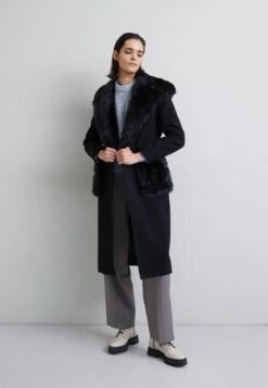 Mackenzie With Hood And Pockets - Mantel - Black 10 Mackenzie With Hood And Pockets - Mantel - Black -Winkel Voor Damesmode 620e2b86e1bc4726835da1984e98a6f6