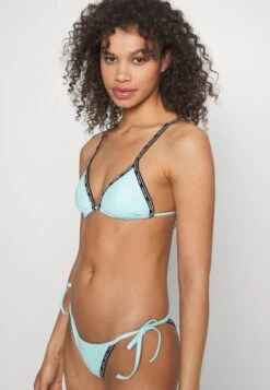 Triangle - Bikinitop - Blue Splendor -Winkel Voor Damesmode 621a26dcd9864b0dae7c90467f2d540d