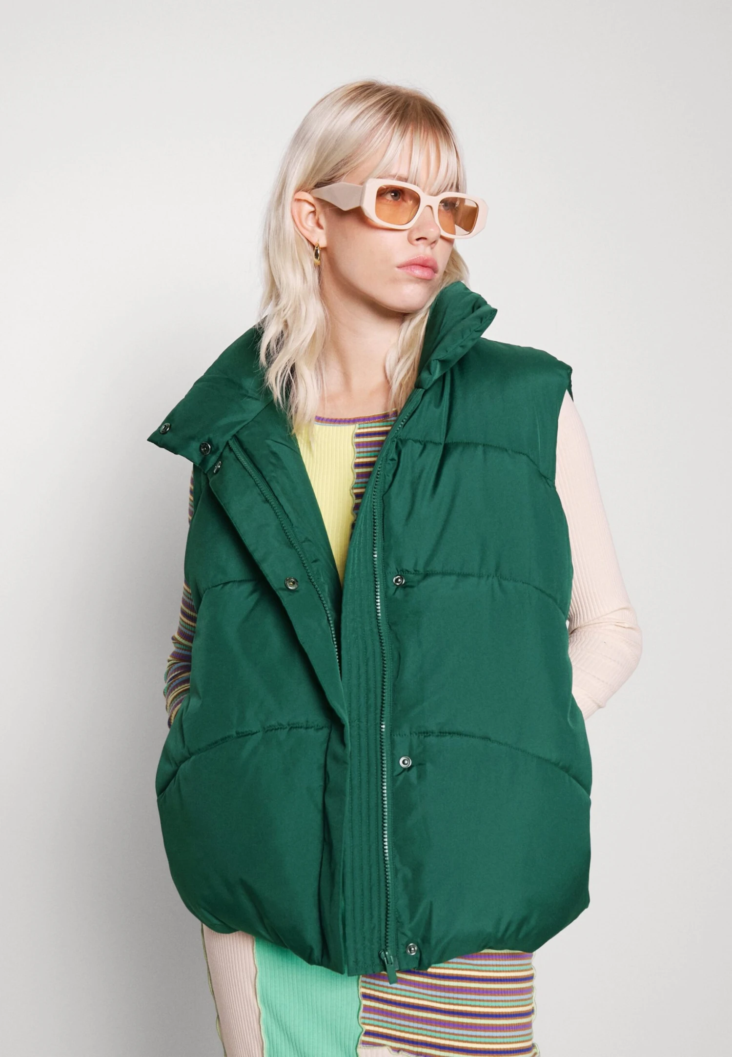 Vila Vinilly Short Quilted- Bodywarmer - Pineneedle 6 Vila Vinilly Short Quilted- Bodywarmer - Pineneedle - Afbeelding 4