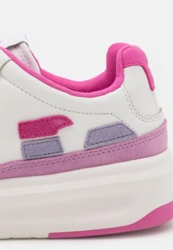 Emporio Armani Sneakers Laag - White/Pink 15 Emporio Armani Sneakers Laag - White/Pink -Winkel Voor Damesmode 6ab5ca49a7734fedb8b7a6f5f1c5966f