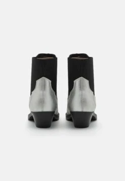 ONLY Shoes Onlbronco Short - Cowboy-/Bikerlaarsjes - Silver 11 ONLY Shoes Onlbronco Short - Cowboy-/Bikerlaarsjes - Silver -Winkel Voor Damesmode 7198de6d96044c508a8072cb2a1e8e2b