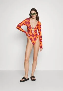 Eco Ring Front Long Sleeve Swimsuit - Badpak - Orange Base -Winkel Voor Damesmode 7cfc03d47bd9454a9ba2cfac21a2736b