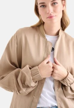 Bomberjacks - Sand -Winkel Voor Damesmode 83ea2fcef17d4ee68754c17678612b0e