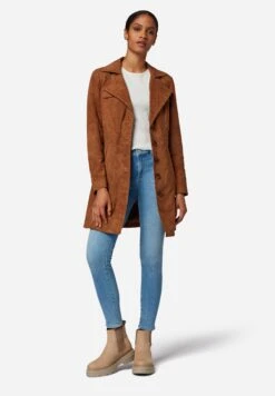 Lucy - Halflange Jas - Cognac Velour -Winkel Voor Damesmode 8518f5f6b72e4ec8b68369f6b7b130da