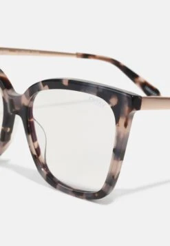 QUAY AUSTRALIA Video On - Brillen Met Blauwlichtfilter - Off-White -Winkel Voor Damesmode 86ad0cee023e425a8e0ad90336e5b1d4