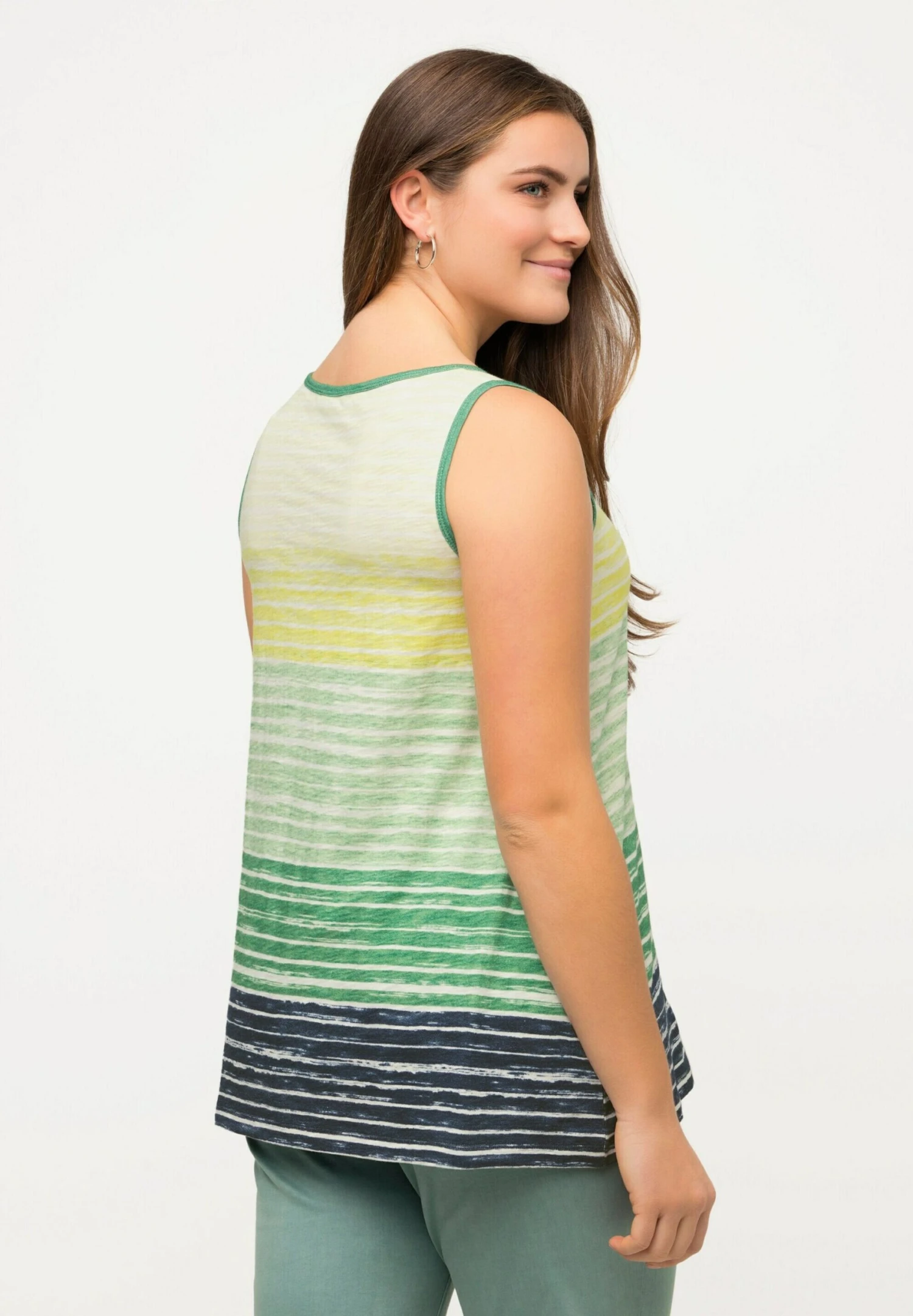 Ulla Popken RayuresBatik Décolleté Ron - Top - Light Moss Green 5 Ulla Popken RayuresBatik Décolleté Ron - Top - Light Moss Green - Afbeelding 3