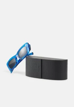 Prada Zonnebril - Crystal Electric Blue -Winkel Voor Damesmode 8f4532fa6b834e8bbae896060159fdc5
