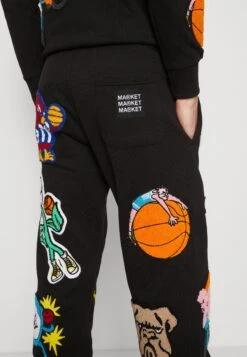 MARKET Varsity Overload Sweatpants Unisex - Trainingsbroek - Black 13 MARKET Varsity Overload Sweatpants Unisex - Trainingsbroek - Black -Winkel Voor Damesmode 961df87e1ac84f67870a39cc4851924b