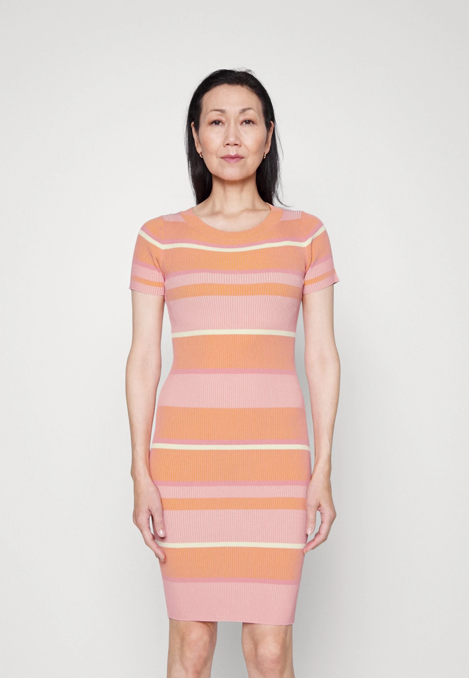 Guess Eliane Dress - Gebreide Jurk - Apricot Juice 3 Guess Eliane Dress - Gebreide Jurk - Apricot Juice