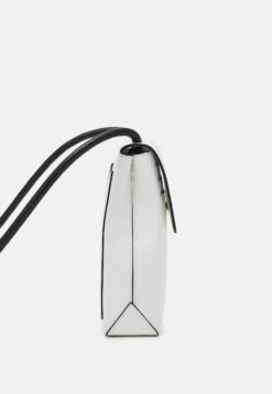 MOSCHINO Shoulder Bag - Telefoonhoesje - Fantasy White -Winkel Voor Damesmode a1901bd4f1fd42dd9168f8f7db23a7b2