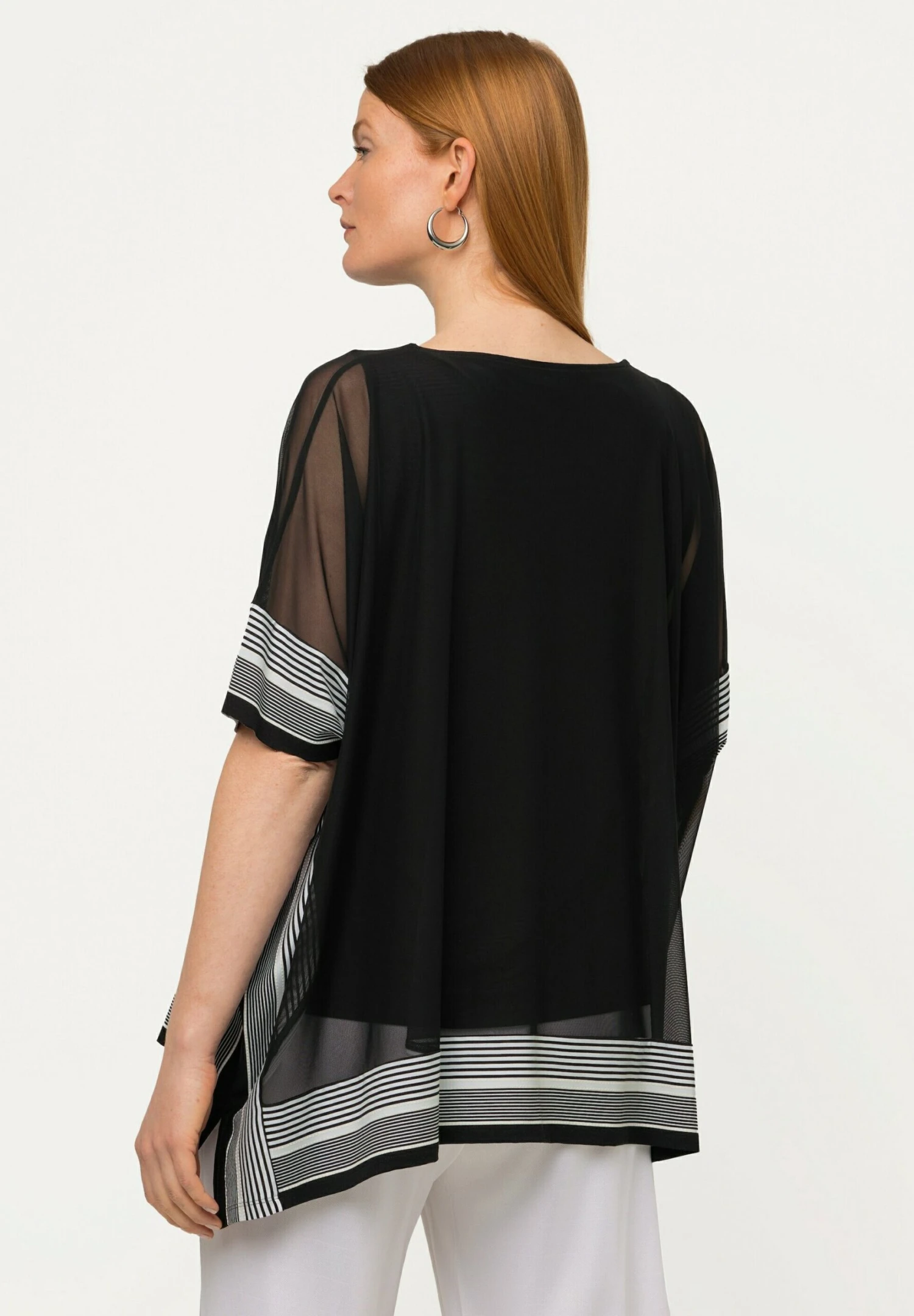 Ulla Popken Bordüre Doppellagig V-Ausschnitt Halbarm - Blouse - Schwarz 4 Ulla Popken Bordüre Doppellagig V-Ausschnitt Halbarm - Blouse - Schwarz - Afbeelding 2