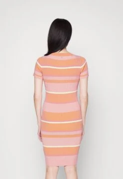 Guess Eliane Dress - Gebreide Jurk - Apricot Juice 9 Guess Eliane Dress - Gebreide Jurk - Apricot Juice -Winkel Voor Damesmode b1d0bb5907514099a7115940929e0ba3