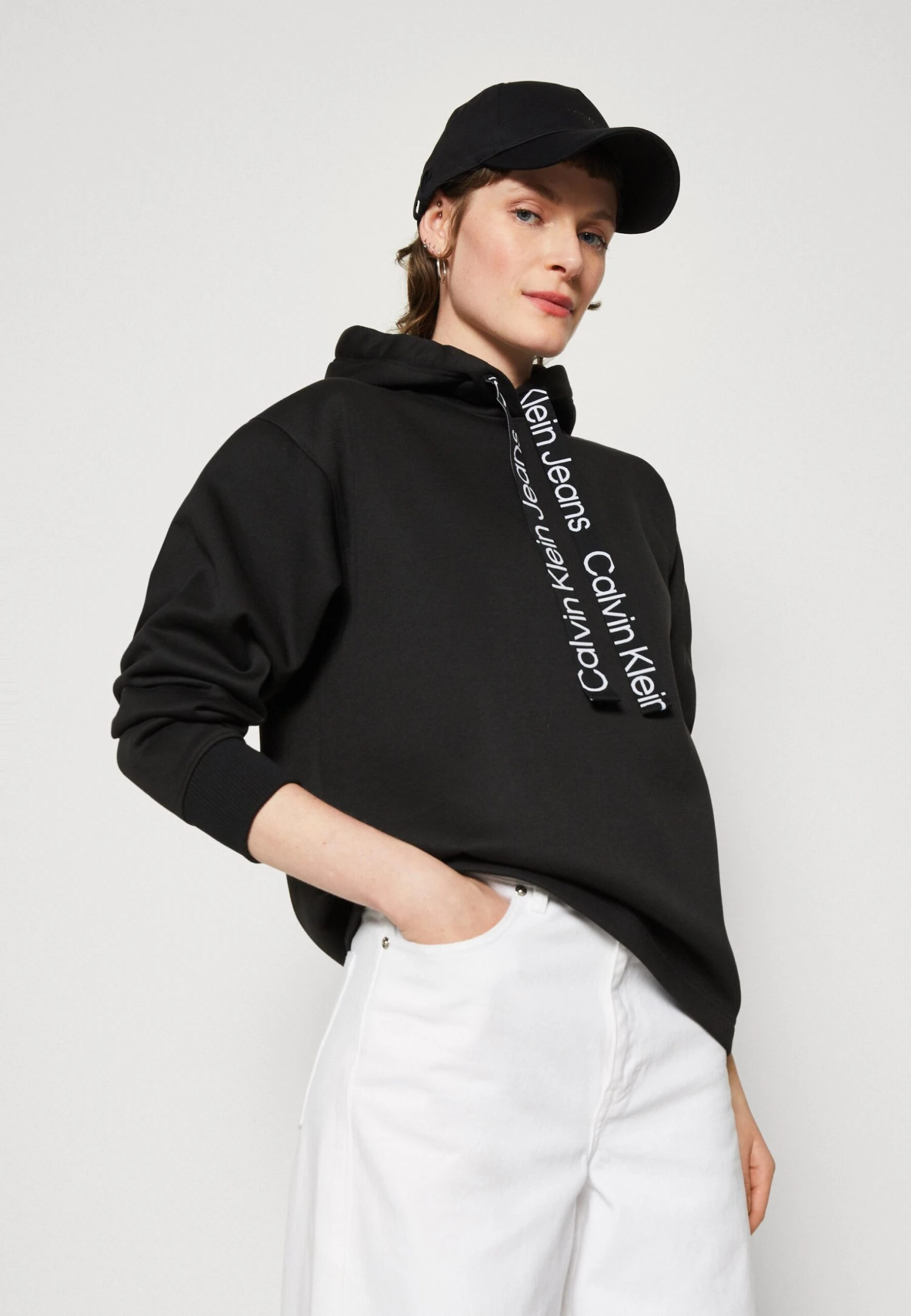 Calvin Klein Jeans Logo Drawcord Hoodie - Sweater - Black/Bright White 6 Calvin Klein Jeans Logo Drawcord Hoodie - Sweater - Black/Bright White - Afbeelding 4