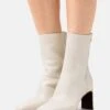 Heart - Korte Laarzen - Ivory 1 Heart - Korte Laarzen - Ivory -Winkel Voor Damesmode b2eb09a982524c3ea75c7cdb9b814004