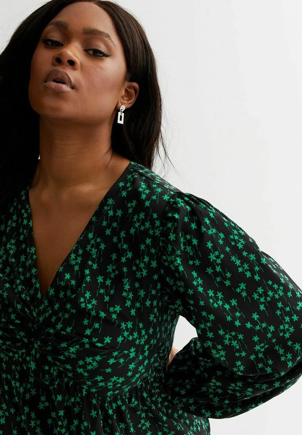 Curves Ditsy V Neck Long Sleeve Twist Front Midi- Jurk - Green Pattern 5 Curves Ditsy V Neck Long Sleeve Twist Front Midi- Jurk - Green Pattern - Afbeelding 3