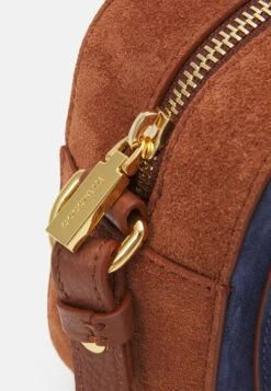 Coccinelle Beat Patch Sue - Schoudertas - Mirtil/Brul 11 Coccinelle Beat Patch Sue - Schoudertas - Mirtil/Brul -Winkel Voor Damesmode b9d5f7c732b04830ac758da1d7b7bd9e