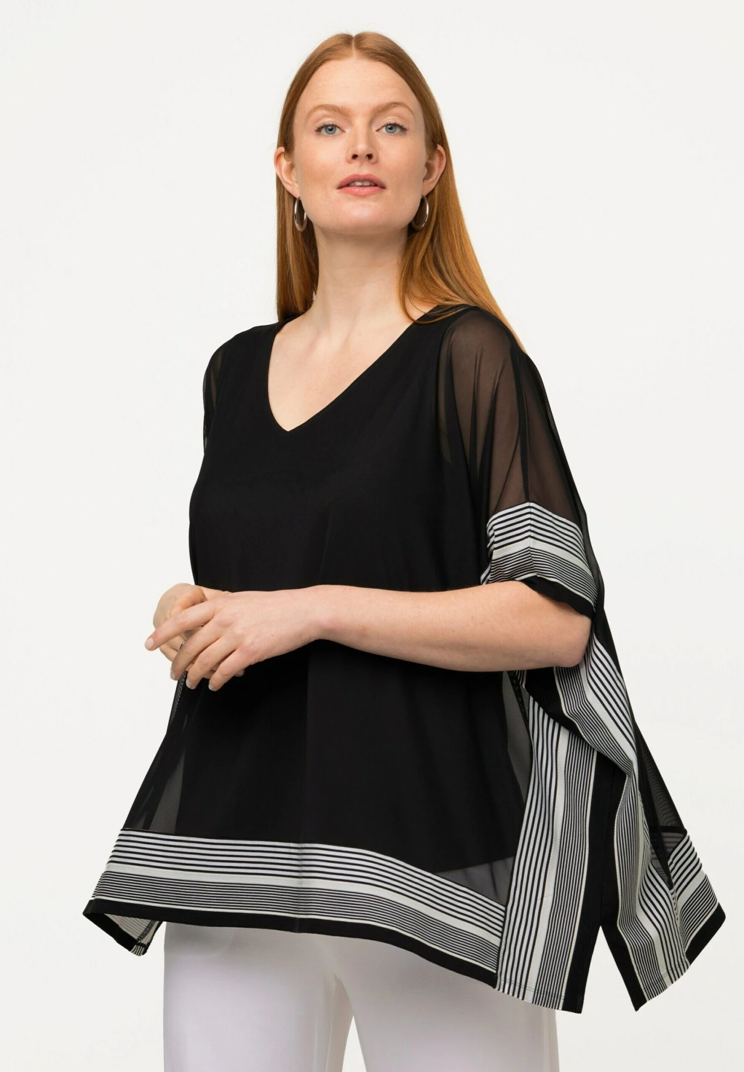 Ulla Popken Bordüre Doppellagig V-Ausschnitt Halbarm - Blouse - Schwarz 6 Ulla Popken Bordüre Doppellagig V-Ausschnitt Halbarm - Blouse - Schwarz - Afbeelding 4