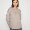 Shine Tee - Longsleeve - Quail -Winkel Voor Damesmode f4fcf684e17a4806850b7a819c8cbf4a
