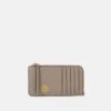 Tory Burch Robinson Top Zip Card Case - Portemonnee - Gray Heron -Winkel Voor Damesmode f846b4060ba346a4b3d88427618897ba