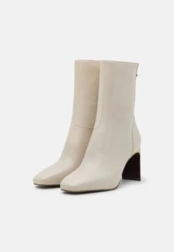 Heart - Korte Laarzen - Ivory -Winkel Voor Damesmode ff789e2abfe74f2dbfbad0c21f7cdf0a